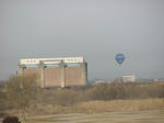 谷中湖の水門と気球。たぶんこの気球は降りるところだったっぽいです。この後高度を落としていって、見えなくなりました。